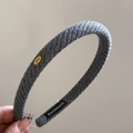 Primer plano de la diadema de punto gris con etiqueta dorada Love y parche de Handmade - Aro Fino De Punto Diagonal-Gris