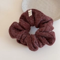 Detalle de un coletero de felpa color burdeos con textura suave en un plato - Coletero / Red Fluffy Fabric Scrunchie