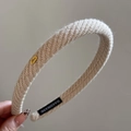 Primer plano de diadema de punto beige con colgante Love dorado y etiqueta de diseño artesanal - Aro Fino De Punto Diagonal-Beige