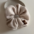 Haargummi aus Plüsch in Haferfarbe mit niedlichem braunem Bären und Goldbogen - Off-White Haargummi
