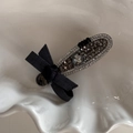 Dettaglio del fermaglio per capelli con cristallo grigio a cuore e fiocco di raso - Fermaglio Goccia D'acqua Pieno Di Strass Grigio