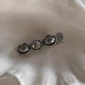 Dettaglio molletta argento con perle grigie e cristallo su piatto a forma di conchiglia - Fermaglio A Barra Con Perle Sintetiche Grigio