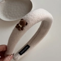 Serre-tête en peluche crème avec breloque petit ours brun et nœud doré élégant - Serre-tête Blanc Cassé