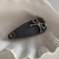 Dettaglio molletta per capelli grigia in tessuto con fiocco di strass su vassoio a conchiglia - Clip BB Fiocco Strass Raffinato Grigio