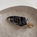 Dettaglio del fermaglio per capelli marmorizzato con scritte dorate France Handmade - Clip in Acetato Testurizzato-Caffè Latte Gelatina