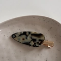 Dettaglio del fermaglio per capelli in acetato tartarugato con scritta dorata - Clip in Acetato Testurizzato-Verde Marrone