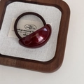 Primer plano de coletero de acetato con estampado de leopardo y texto Sanshine en madera - Burdeos