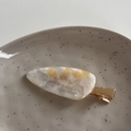 Dettaglio del fermaglio francese fatto a mano in acetato marmorizzato e metallo d'oro - Clip in Acetato Testurizzato-Giallo Bianco