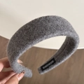 Dettaglio macro della fascia per capelli in lana grigia con etichetta Handmade - Grigio