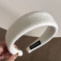 Dettaglio fascia per capelli in peluche bianco con etichetta fatta a mano per l'inverno - Bianco
