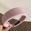 Dettaglio della fascia in peluche rosa con etichetta fatta a mano e tessuto morbido - Rosa