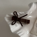 Détail de la pince à cheveux à carreaux marron avec nœud rétro et bouton en bois - Épingle à cheveux