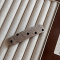 Dettaglio di un fermaglio per capelli in maglia beige con pois neri su supporto velluto - Clip BB Rettangolare / Pois Caffè - Clip BB Rettangolare