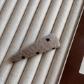 Dettaglio ravvicinato di un fermaglio per capelli in maglia marrone chiaro a pois neri - Fermaglio per capelli BB triangolare / Pois Caffè - Clip BB Triangolare