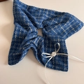 Detail eines Tweed-Haargummis in Denim-Blau mit weißer Schleife und Harzblume - Blau Tweed Schleife Stil