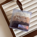 Drie pluchen haarelastiekjes in aardetinten verpakt in een transparante PVC geschenkdoos - Basis Pluche