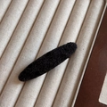 Détail d'une pince à cheveux ovale en tissu noir avec texture douce sur plateau velours - Pois Noirs - Barrette Bec de Canard Ovale