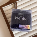 Detail van een elastische zwarte haarband in een luxe transparante HenJu geschenkverpakking - Zwarte Spiraal