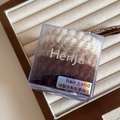 Detail van pluche haarelastiekjes in bruintinten, handgemaakt in een merk geschenkdoos - Beige Koffie Spiraal