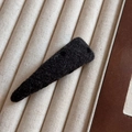 Détail d'une pince à cheveux triangulaire en tissu noir avec une texture tricotée douce - Pois Noirs - Barrette BB Triangle