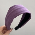 Dettaglio del cerchietto viola largo con trama pieghettata e tessuto effetto velluto - Viola