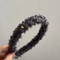 Détail d'un serre-tête en peluche grise avec fourrure douce et breloque cœur doré - Créoles Bouclées En Forme De Cœur Doré - Gris