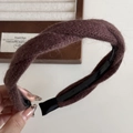 Dettaglio del cerchietto in maglia marrone effetto pelliccia con struttura interna in plastica - Caffè scuro
