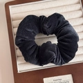 Primer plano de un coletero de terciopelo negro con brillo suave y textura plisada premium - Coletero de Terciopelo Negro Premium