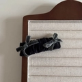Primer plano de un clip de pelo de terciopelo negro vintage con dos lazos grises decorados - Pinza BB de Terciopelo Negro Premium