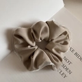 Dettaglio di scrunchie kaki con bordo in rete bianca e delicate perline incastonate - Albicocca