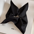 Détail du chouchou fait main noir avec bordure blanche et étiquette tissée signée - Style Carré Patchwork Noir et Blanc