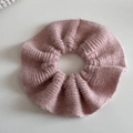 Primer plano de un coletero de punto rosa con textura de ganchillo y fibras de lana suave - Rosa (Grande)