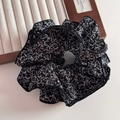 Dettaglio dell'elastico per capelli floreale in tessuto nero con motivo di fiori bianchi - Scrunchie / Elastico Floreale Letterario - Nero