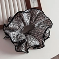 Vista dettagliata dello scrunchie floreale con elegante finitura a bordino nero - Scrunchie / Elastico Floreale Letterario - Bianco