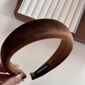 Detalle de una diadema gruesa de terciopelo marrón oscuro con textura y etiqueta manual - Marrón