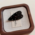 Primer plano detallado de pinza para el cabello en forma de corazón con pedrería - Clip de Diamante de Color Corazón-Negro