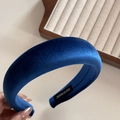 Detalle de la diadema de terciopelo azul real con textura suave y etiqueta hecha a mano - Azul