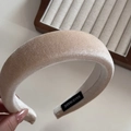 Primer plano de la textura de diadema de terciopelo con etiqueta artesanal - Beige