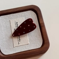 Detalle de pinza para el pelo corazón granate con pedrería de colores sobre lino - Clip de Diamante de Color Corazón-Rojo