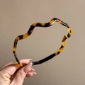 Detail des gewellten Acetat-Haarreifens mit Schildpatt-Muster und rutschfesten Enden - Dunkles Schildpatt Acetat Wellenförmiges Haarband