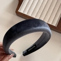 Detalle de diadema ancha de terciopelo gris oscuro hecha a mano con suave textura - Gris