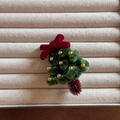 Detalle del pasador de árbol de Navidad hecho a mano con ramas de felpa y un lazo de terciopelo - Árbol de Navidad Twist Stick - Estilo Lazo Rojo