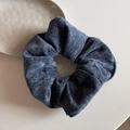 Detailansicht eines dunkelblau-grauen Haargummis mit weicher Faltenstruktur - Vintage Samt - Marine