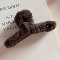 Dettaglio della molletta per capelli in peluche marrone caffè con decoro ovale e morbido - Grande / Caffè Scuro