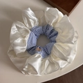 Übergroßes Satin-Haargummi mit blauen Streifen und Handmade-Label für elegantes Styling - Cremefarbener Spitzen-Haargummi - Blauer Streifen