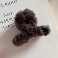 Détail de la pince à cheveux en peluche gris foncé avec texture douce et fini élégant - Petit / Café Foncé
