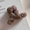 Gros plan sur la pince à cheveux en peluche douce avec logo ovale pour l'hiver - Petit / Café Clair