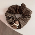 Detailaufnahme von braunem Karo-Haargummi mit Plüschbär und Schleife auf Weiß - Kaffee Plaid - Scrunchie