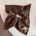 Detail von kariertem Scrunchie mit braunem Plüschbären und beige farbener Bandschleife - Kaffee Plaid - Stoffring