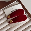 Détail de barrettes en velours rouge avec boutons dorés gravés de texte inspirant - Boucle Dorée Velours Rouge / Rouge